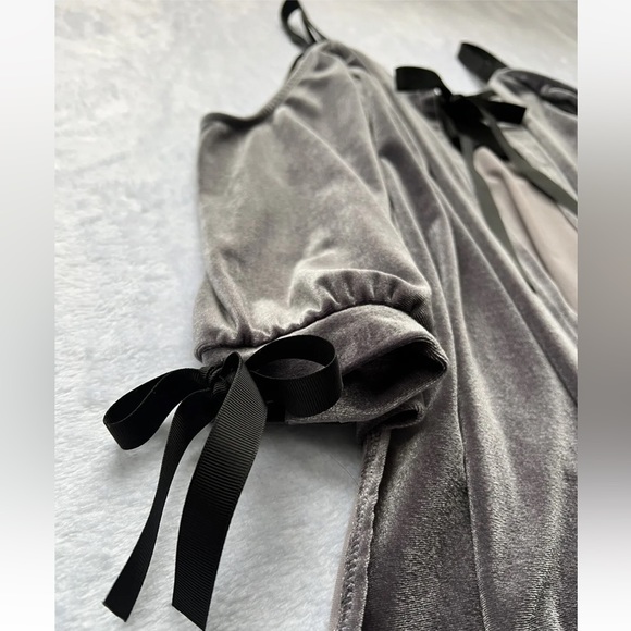 Women’s Sz Medium Couter Velvet Gray Blouse Cold Shoulder with Adjustable Straps - Picture 3 of 14